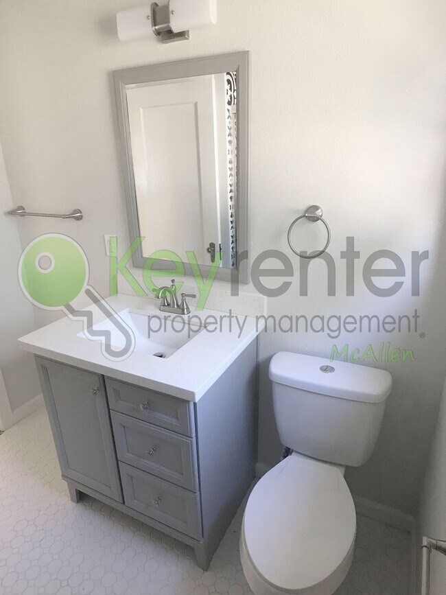 Building Photo - 2Bed/1Bath w/office in Central Mcallen ( Laurel and 10th )