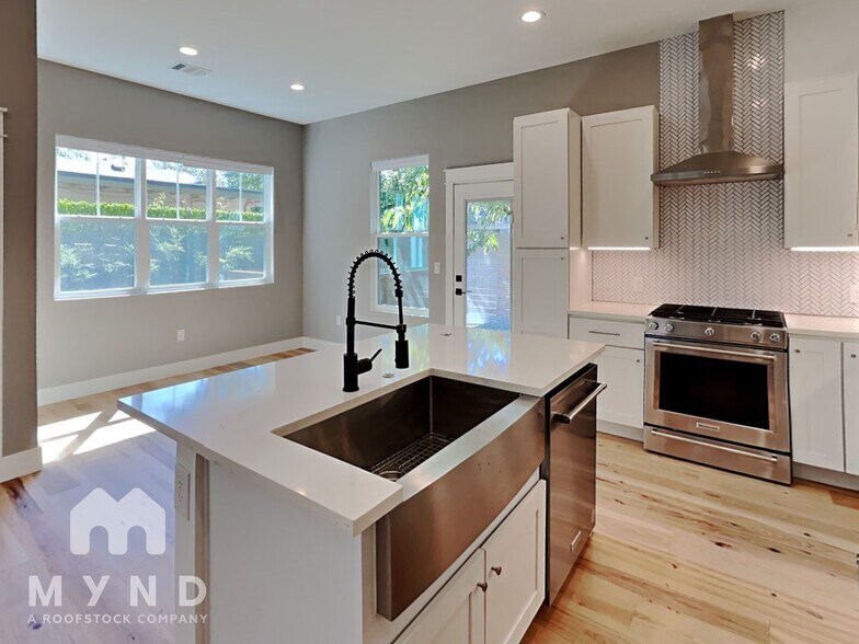 Building Photo - 5204 Huisache St