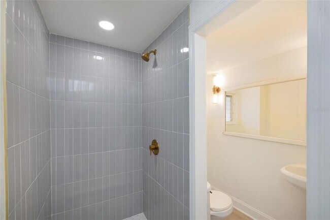 Building Photo - 618 7th Ave N