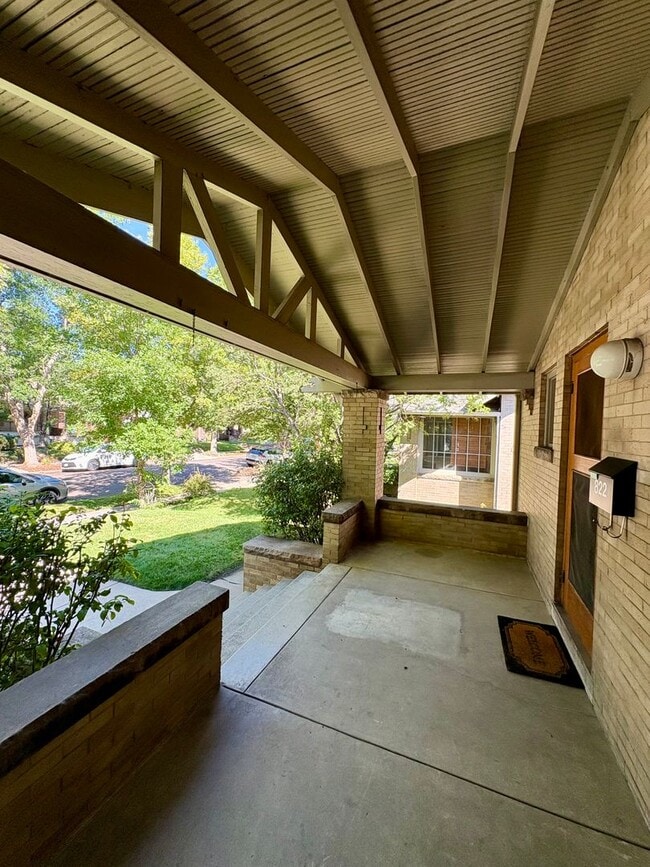 Building Photo - Traditional Congress Park Gem - 2 bed, 1 B...