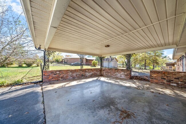 Building Photo - 329 Donna Dr
