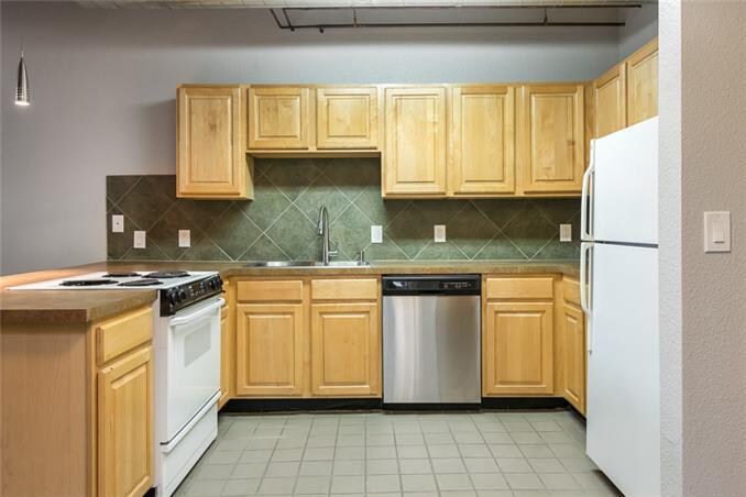 Building Photo - 321 W 7th St