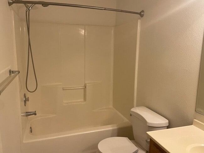 Building Photo - Spacious Clinton Home with New Upgrades!