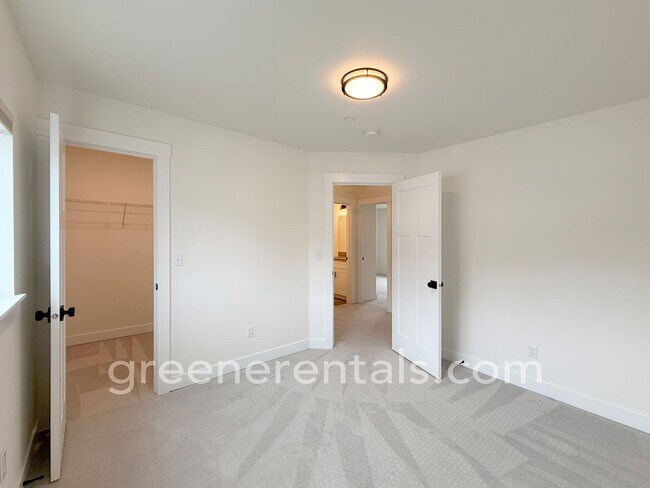 Building Photo - 2545 Natola Dr SE