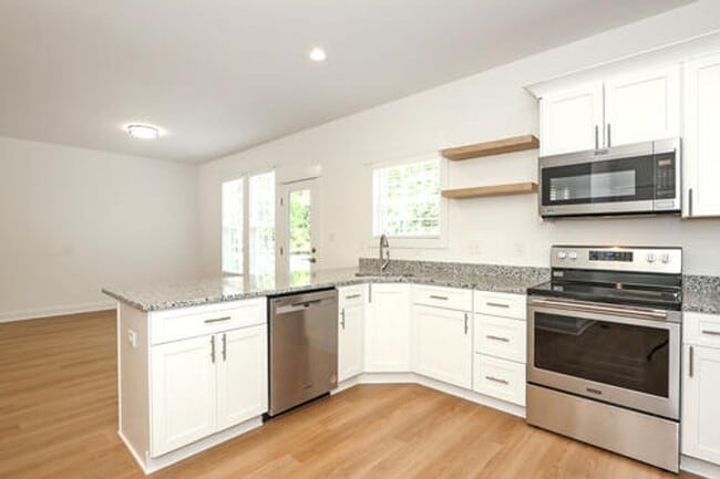 Building Photo - Luxury Townhouse in Sherrills Ford