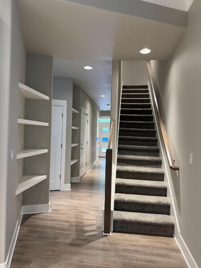 Building Photo - 3 Bed / 2 Bath Single-Family Home in West Linn