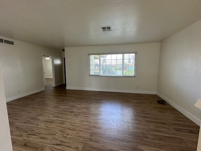 Building Photo - MOVE IN SPECIAL!