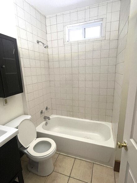 Building Photo - 1318 W 11th St