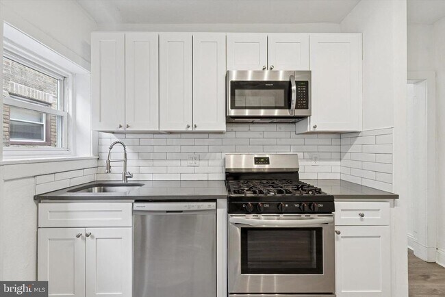 Building Photo - 334 Lombard St