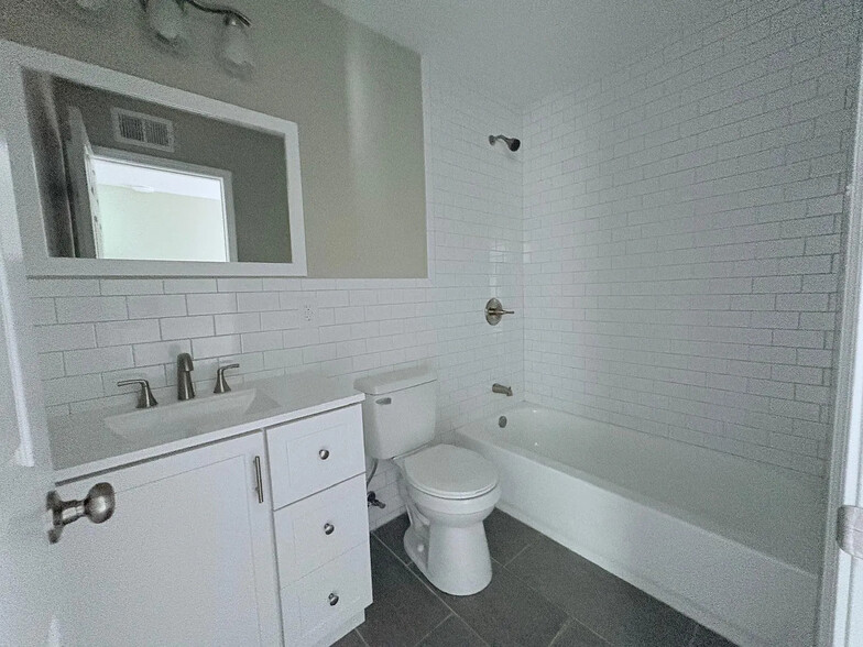 Building Photo - 10806 Milwaukee Way