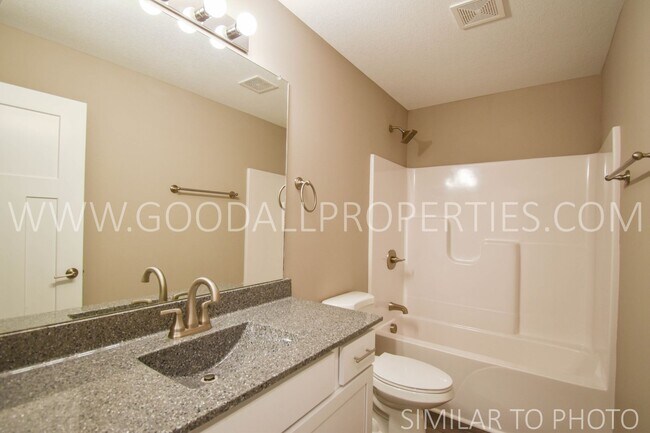 Building Photo - Wonderful 5 bedroom, 3.5 bath with a finis...