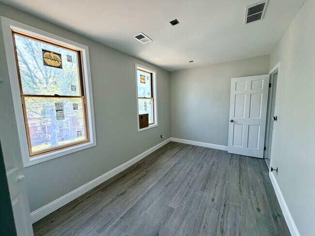 Building Photo - 341 Grosvenor Ave