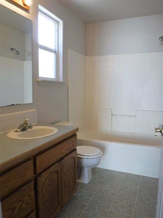 Building Photo - Charming 3 be 2 bath home on a corner lot,...