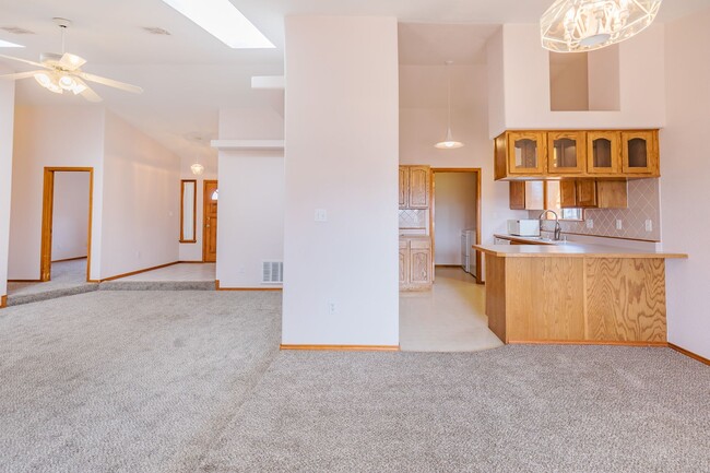 Building Photo - Inviting 3 Bed 2 Bath - Pet Friendly!
