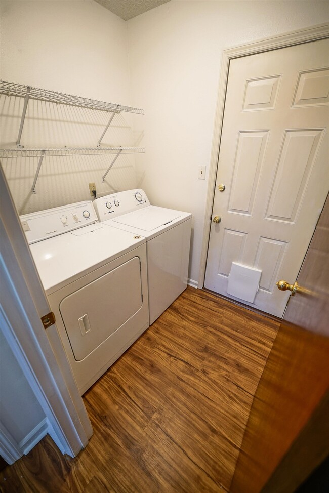 Building Photo - 910 Alliegood Ct