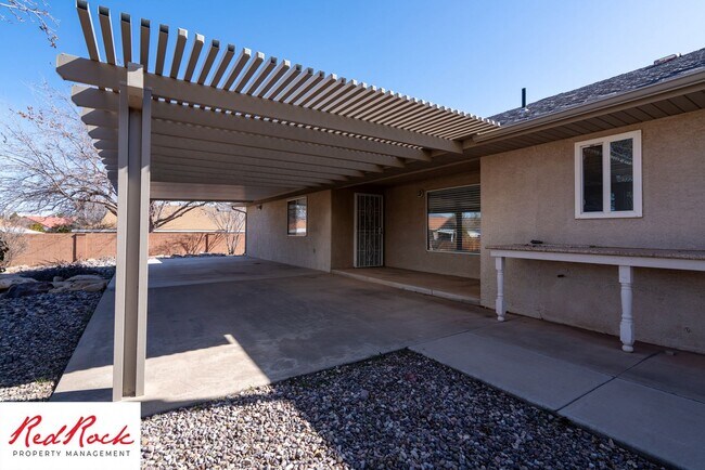 Building Photo - Spacious 3 Bedroom Single-Level Home in Bl...