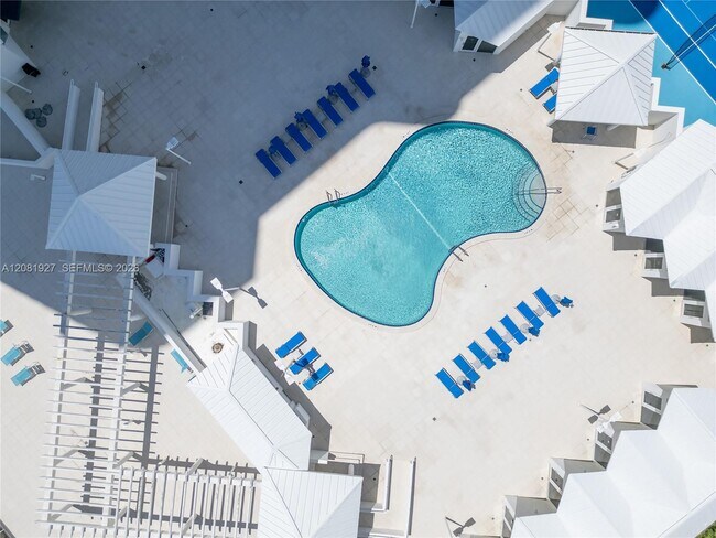 Building Photo - 16711 Collins Ave