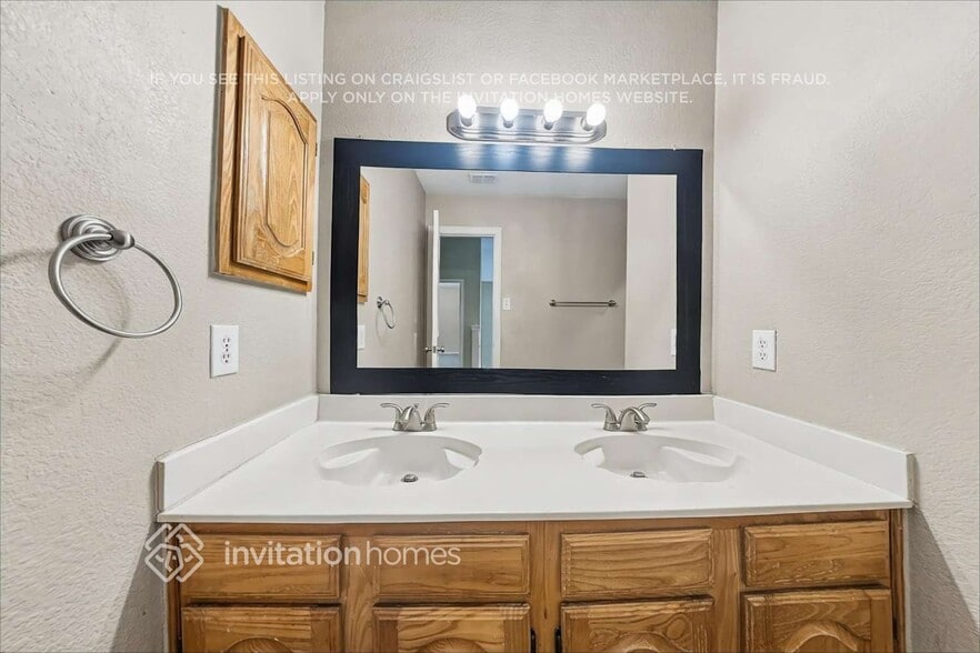 Building Photo - 4000 Iris Ct