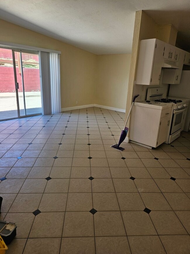 Building Photo - Large 3 Bedroom 2 Bath House