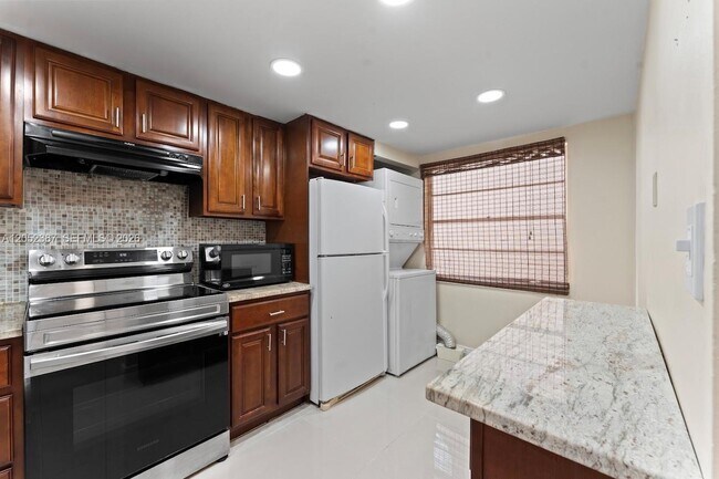 Building Photo - 430 Commodore Dr