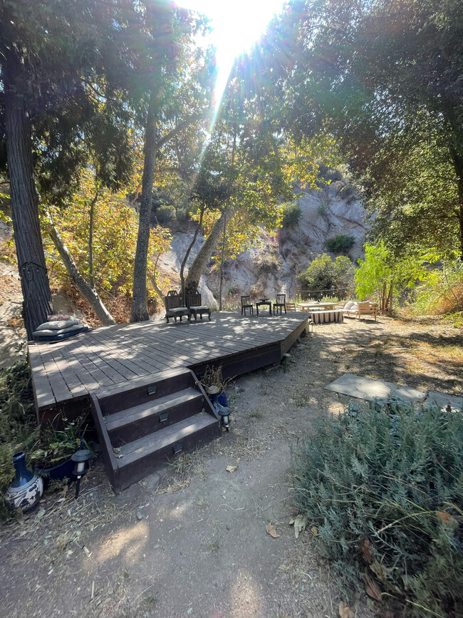 Building Photo - 1391 Old Topanga Canyon Rd