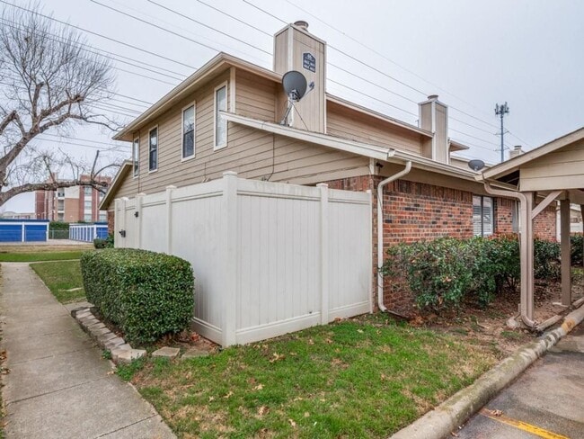 Building Photo - Newly Renovated Two Bedroom Condo in Carrollton!