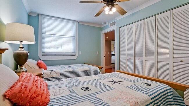 Building Photo - 401 Palm Tree Dr
