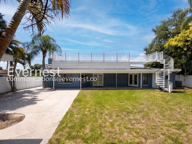Building Photo - 4 Bed/2.5 Bath Home with Detached Garage / Available Now!