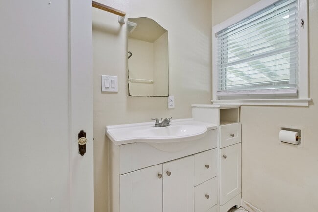 Building Photo - Bright, Clean and Cozy 2BR, 1BA Single Fam...
