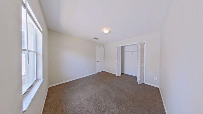 Building Photo - Center St 3125-3127