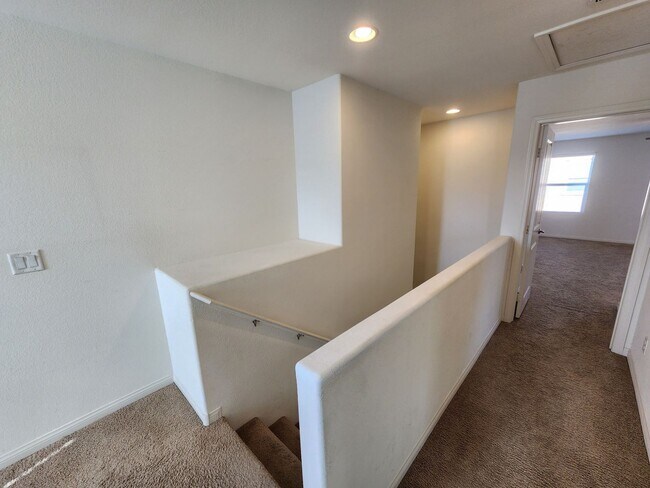 Building Photo - Lovely Two Story Home in Mountain Edge Community