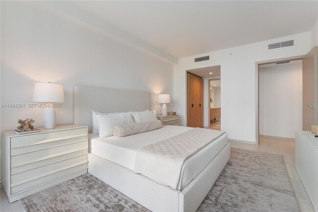 Building Photo - 10281 W Bay Harbor Dr