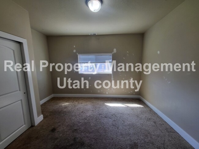 Building Photo - Pet Friendly Home in Provo
