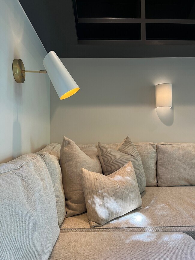 Building Photo - 21273 Entrada Rd