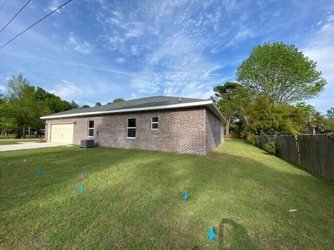 Building Photo - 3-Bedroom Brick Home with Modern Finishes & Large Yard!