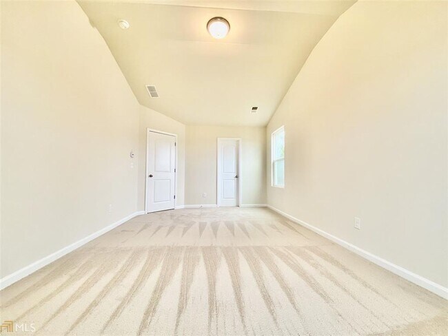 Building Photo - Wow! Like new, 3 bed, 2.5 baths, tile floo...