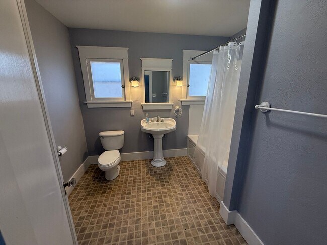 Building Photo - 3 bed/1 bath house