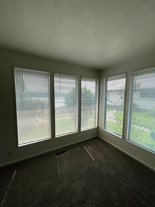 Building Photo - Prime Location! 2-Bed, 1-Bath Apartment with Lake Views and Near Downtown – Move-In Ready!