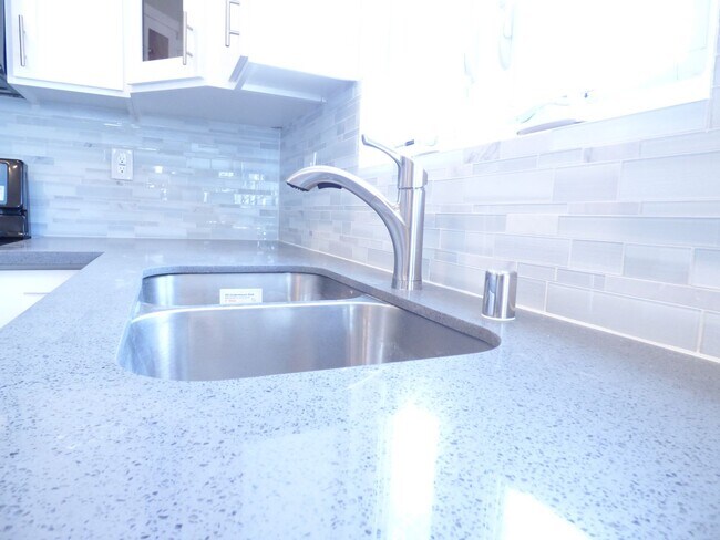 Building Photo - 1923 Holly Dr