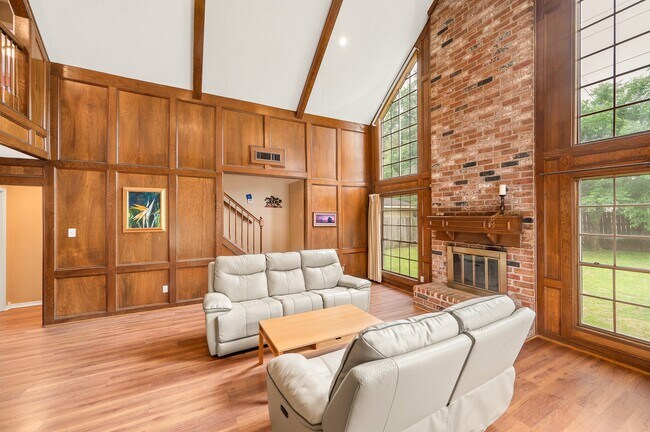 Building Photo - 18107 Shadow Valley Dr