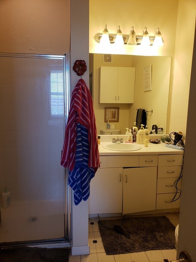Building Photo - Great Downtown 1/1 condo unit with a balcony!