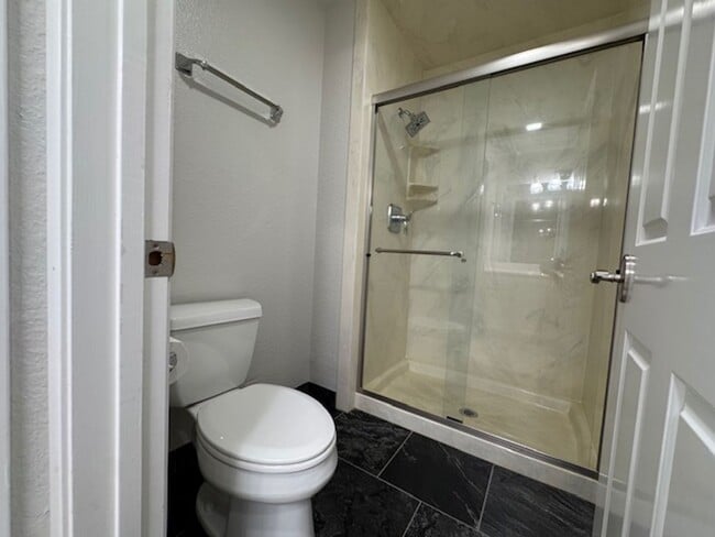 Building Photo - Beautiful 2 bedroom, 2 bath single level t...