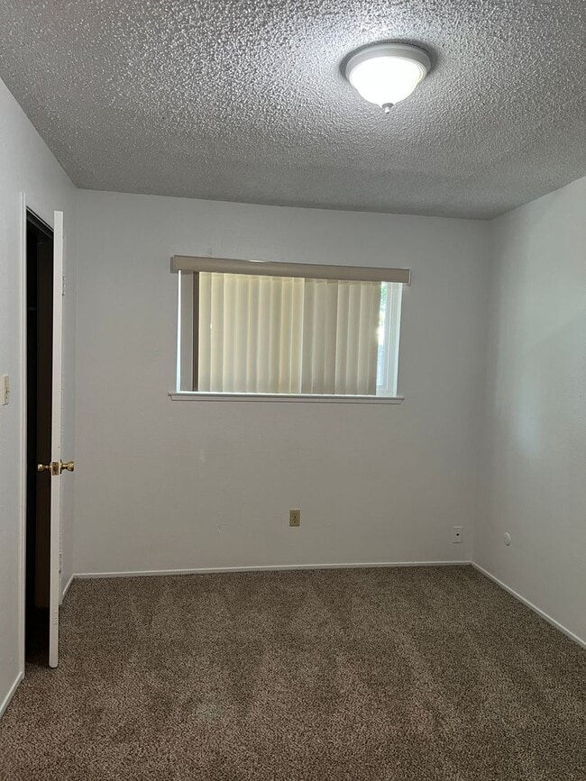 Building Photo - Available NOW! Cute Duplex in North Highla...