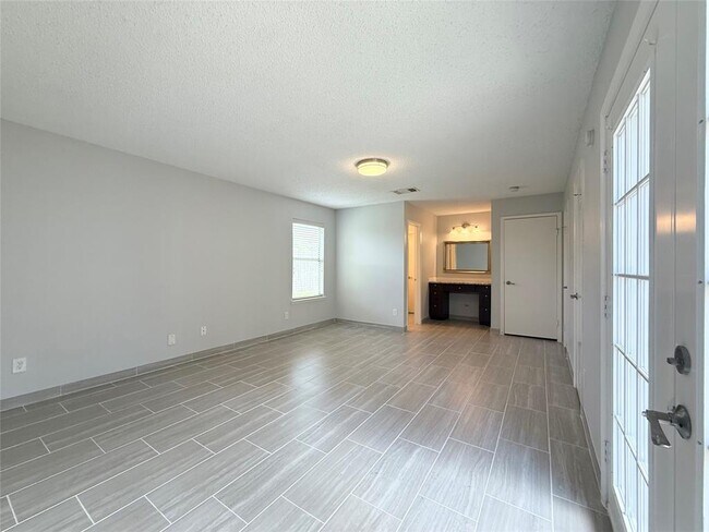 Building Photo - 2131 Highland Hills Dr