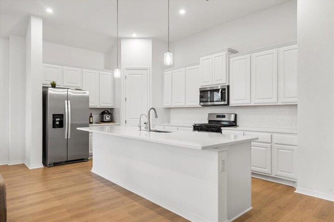 Building Photo - 216 Hollister Dr