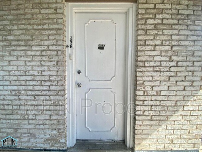 Building Photo - 8038 Broadway St