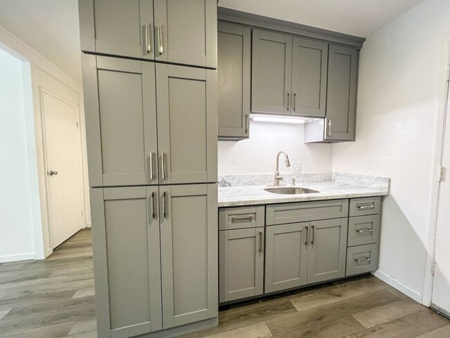 Building Photo - 2 Bedroom Unit, 1.5 baths with one assigne...