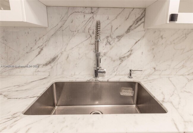 Building Photo - 6061 Collins Ave