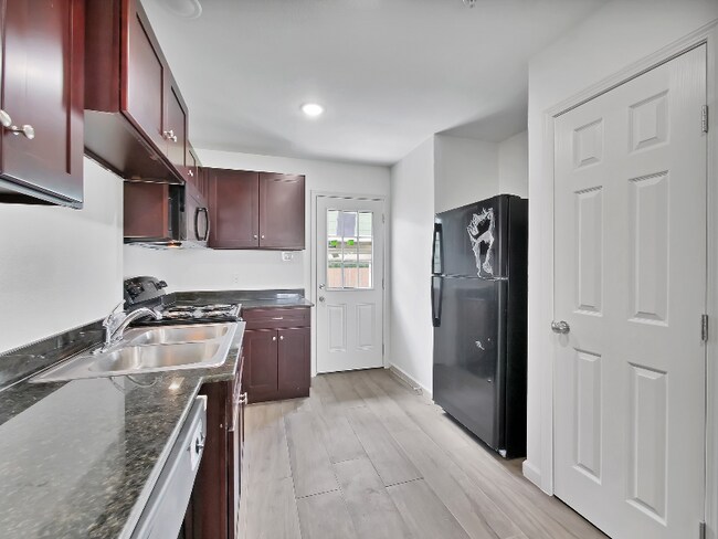 Building Photo - 2802 Shaver St