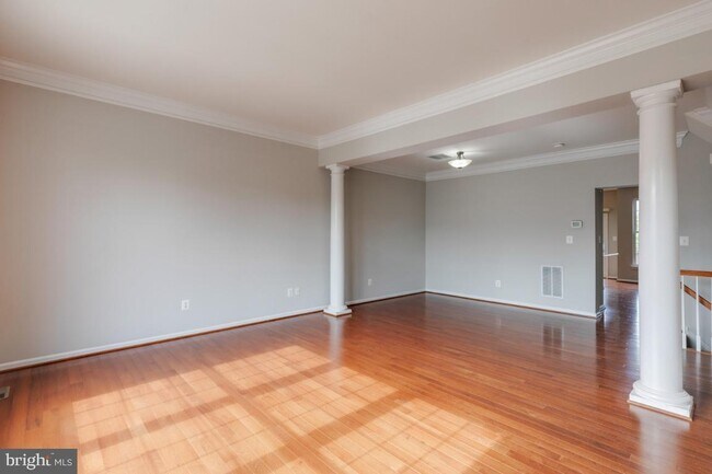 Building Photo - Spacious 3-level townhome with a 2-car garage in the desirable South Riding community.